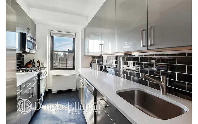 200 East 27th Street Unit: PH19A