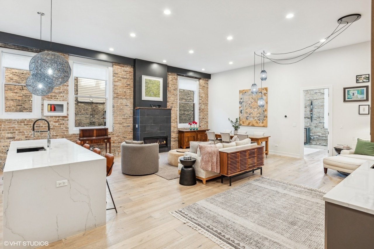 Listing highlight: 9 15 N Hoyne Ave Unit 2