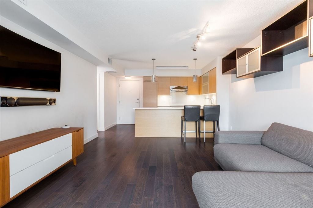 635 W 3rd Ave, #406