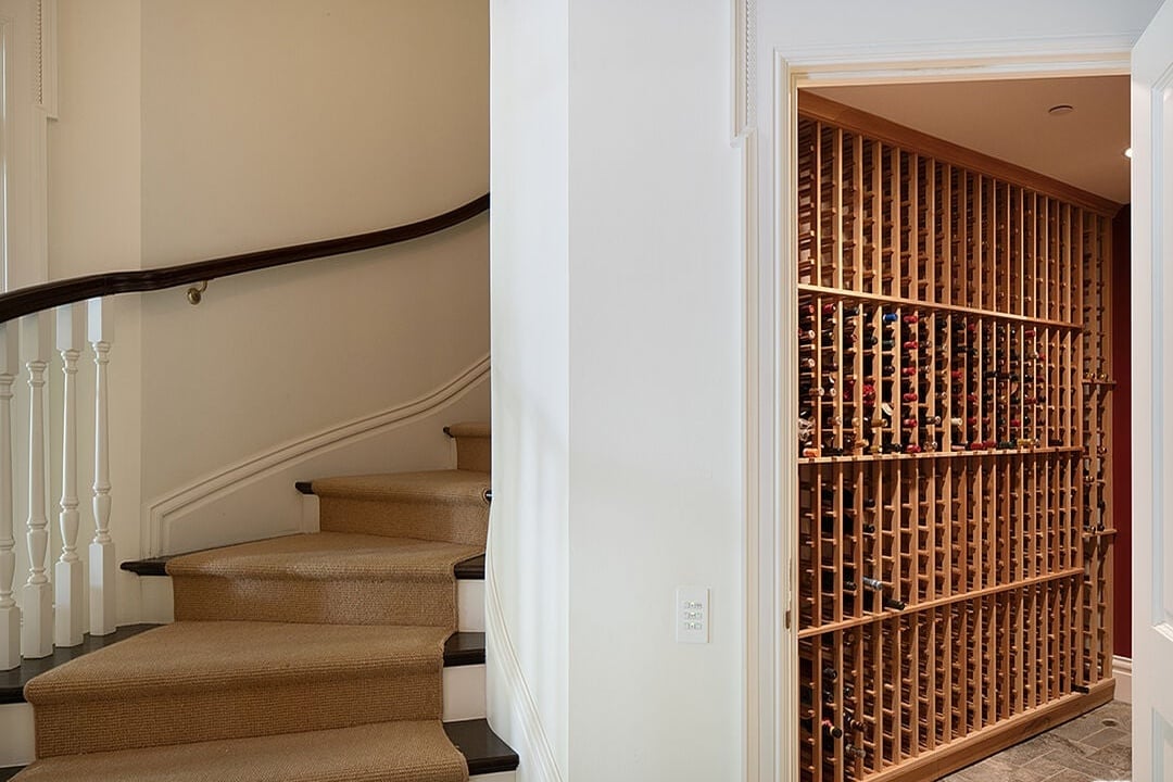 Mandeville Canyon Rd, 90049