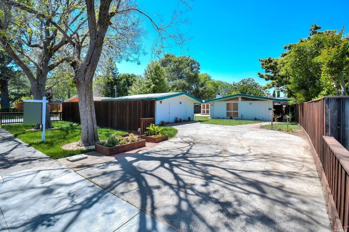 47 Grove Ln