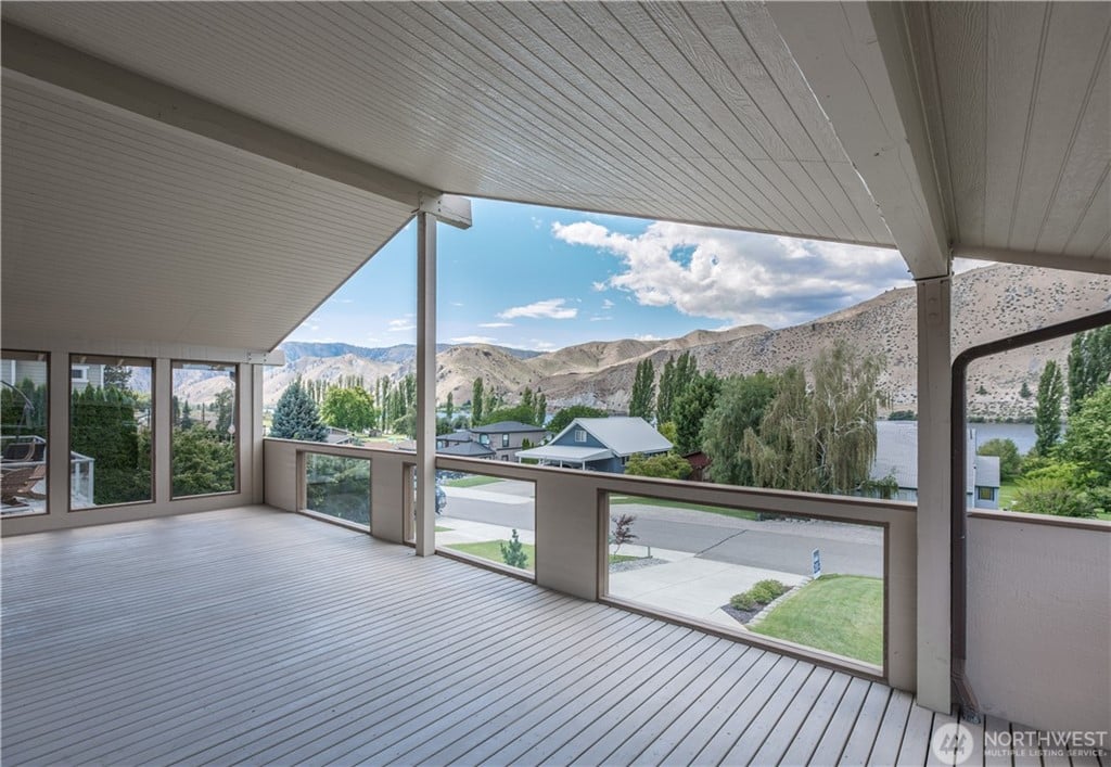 260 Lakefront Dr
