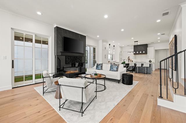 2955 Sunset Blvd