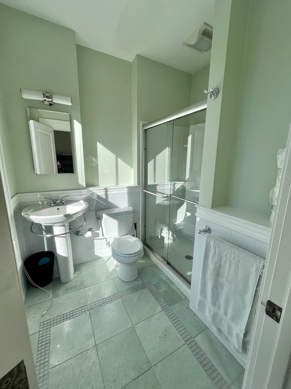 Beautifully Furnished South End Studio Apartment with Central Air/Laundry and more! Available December 1 or 15 or January 1! 