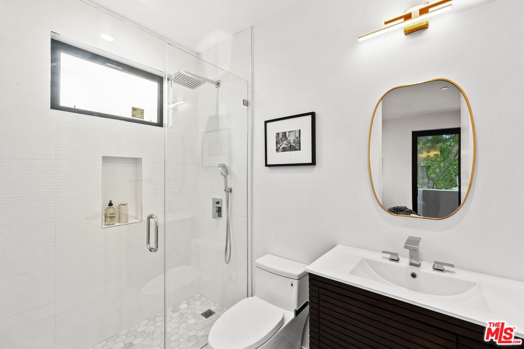 Castle Heights Pl, 90034