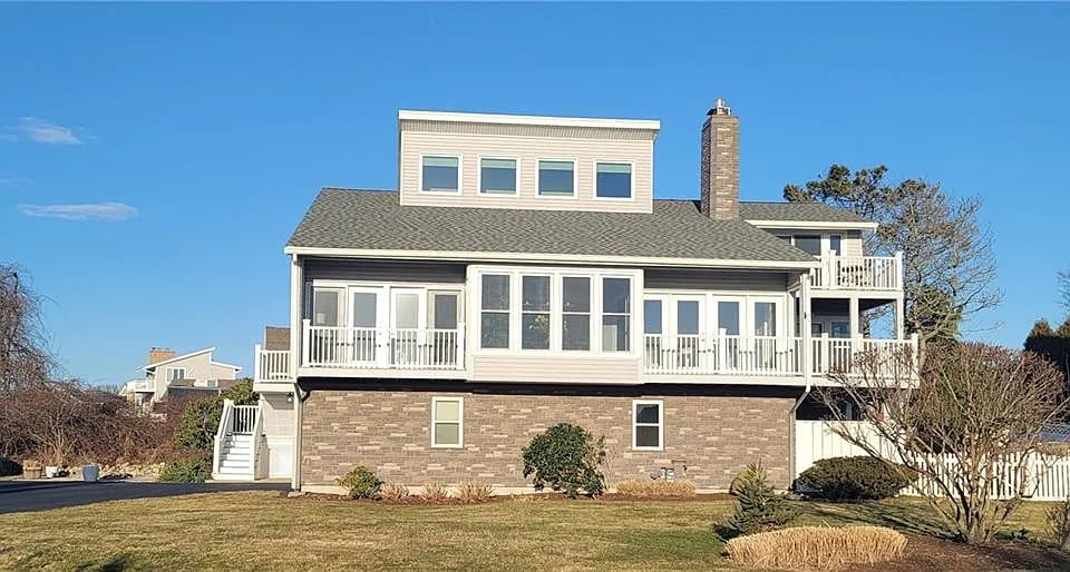 74 White Swan Dr