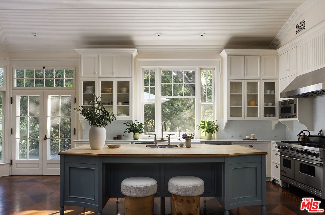 Mandeville Canyon Rd, 90049