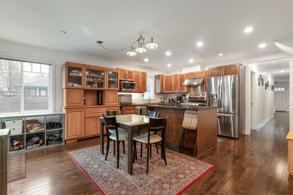 4135 John St
