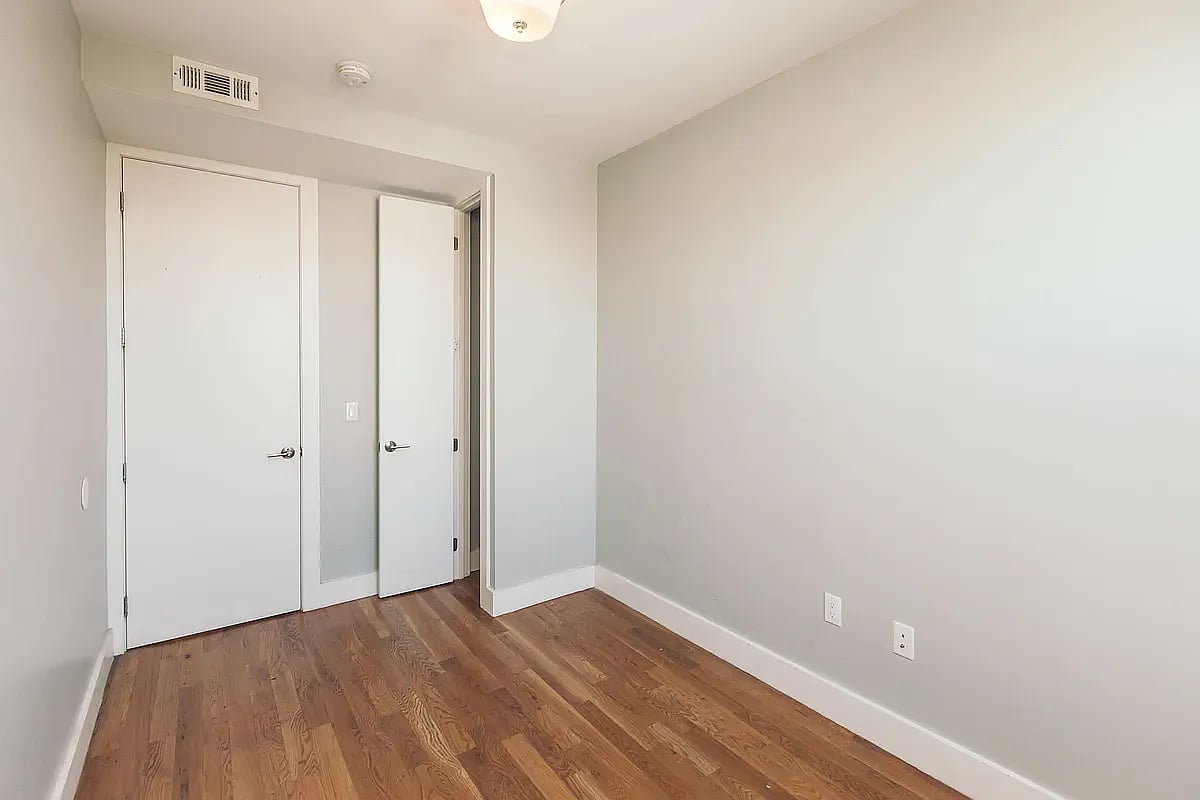 907 Broadway 3R