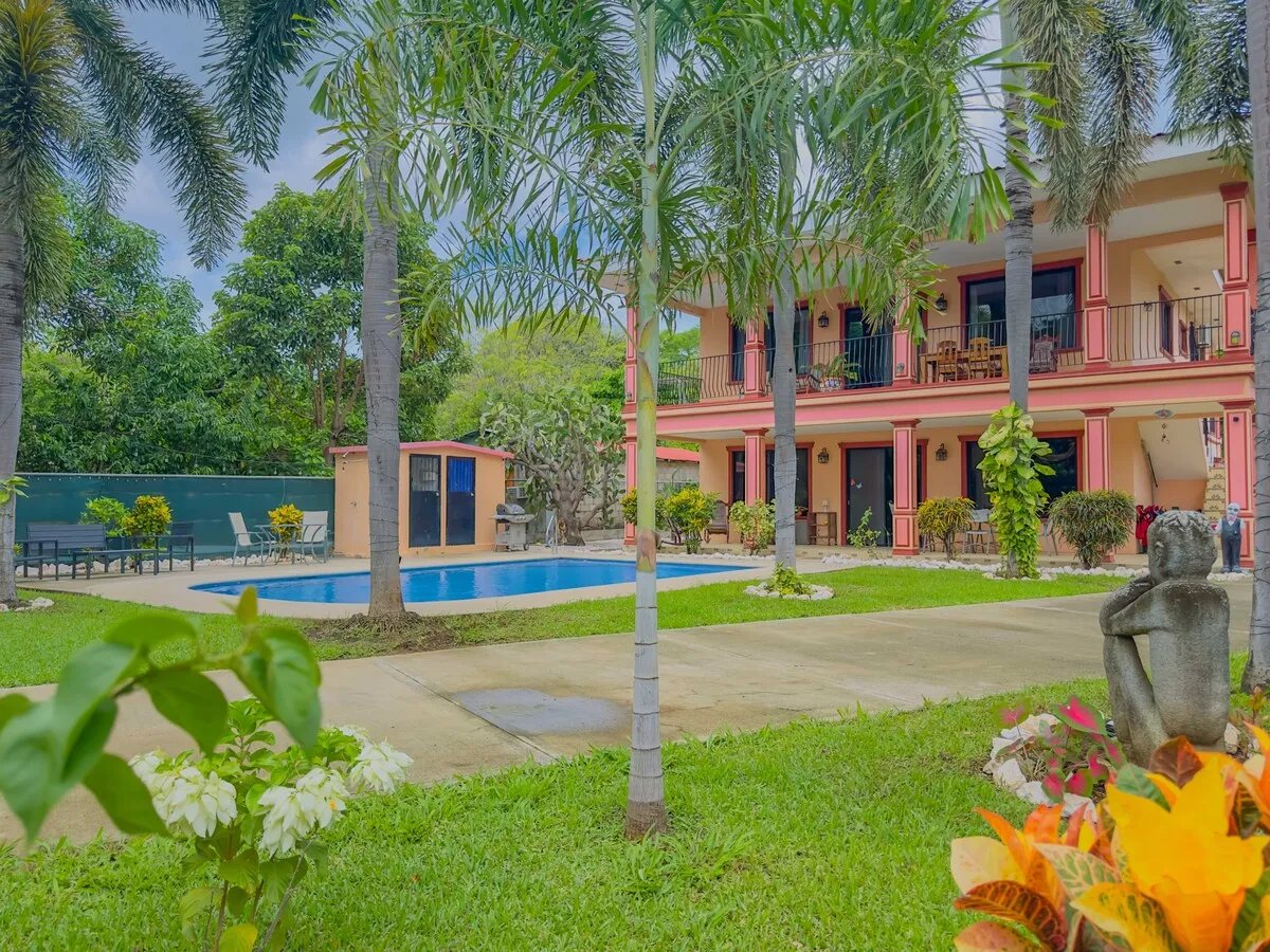 Spacious Living Near Town and Beach