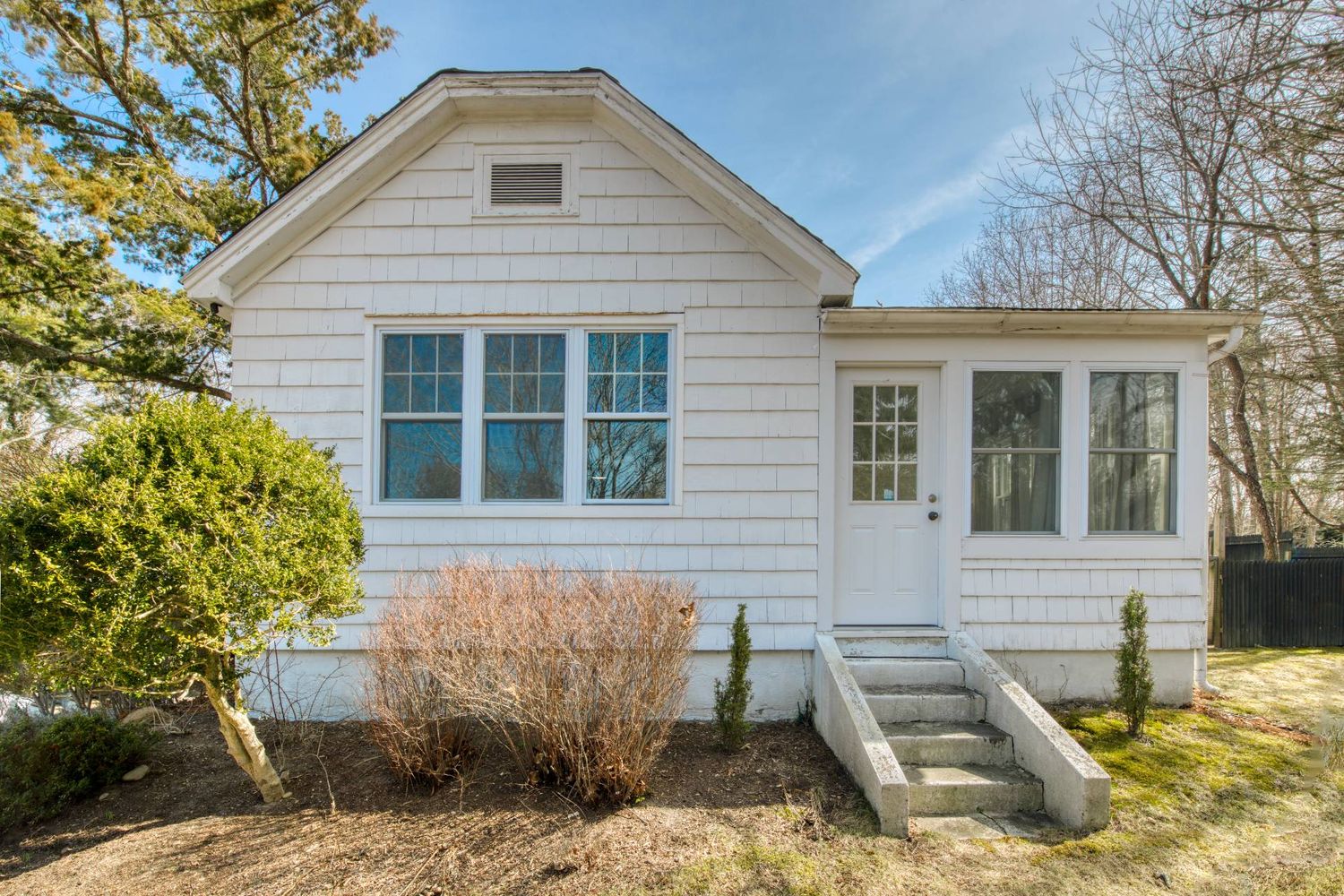 Charming Southampton Cottage Near Little Fresh Pond