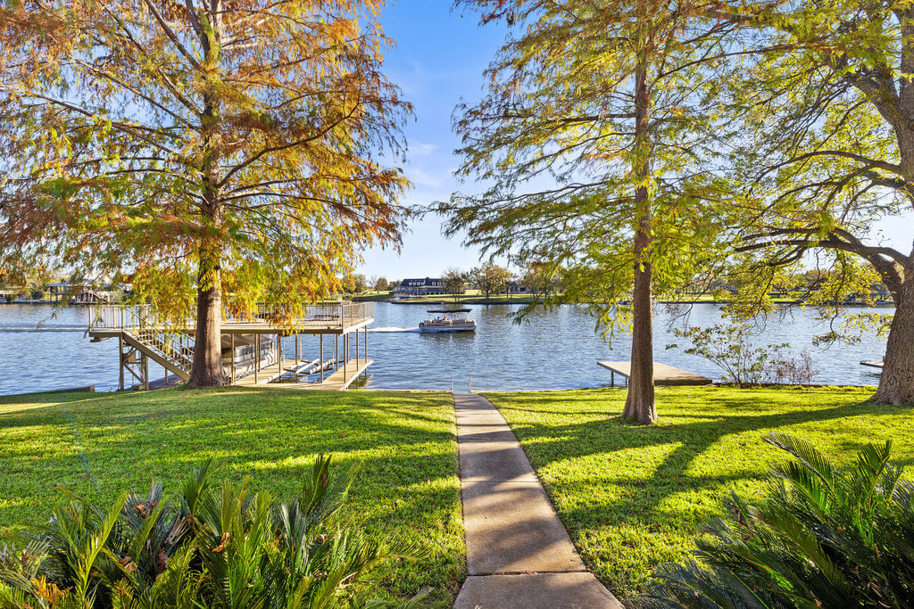 Stunning Waterfront Retreat in the Heart of Kingsland