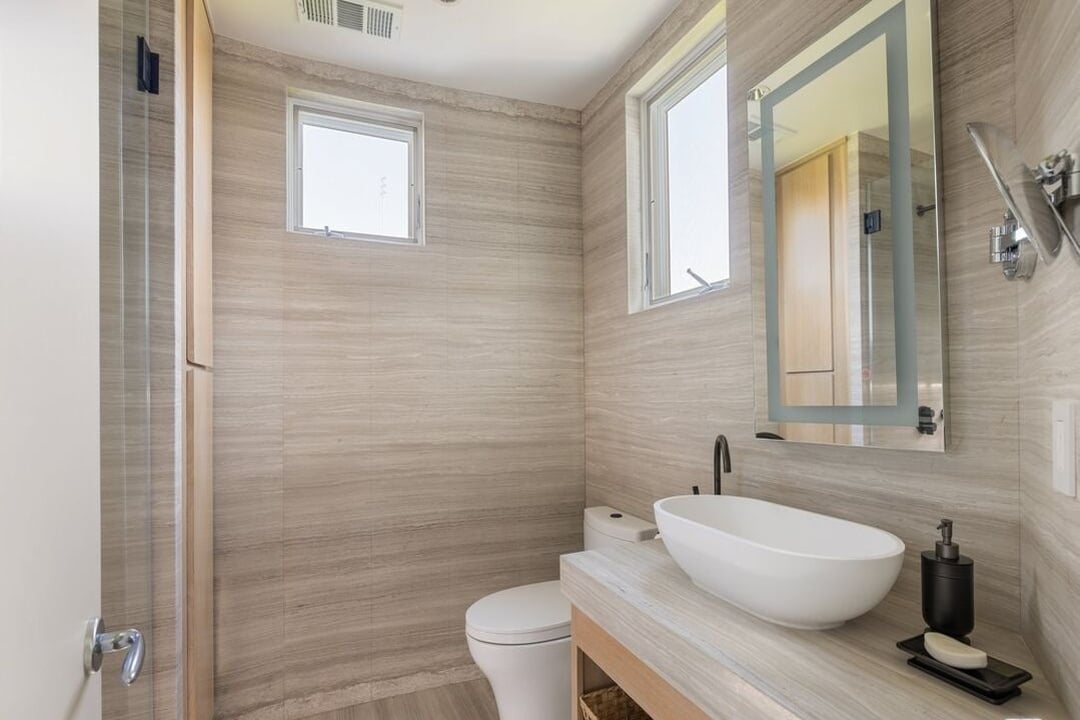 Aria Manor, Sunset Plaza Dr, 90069