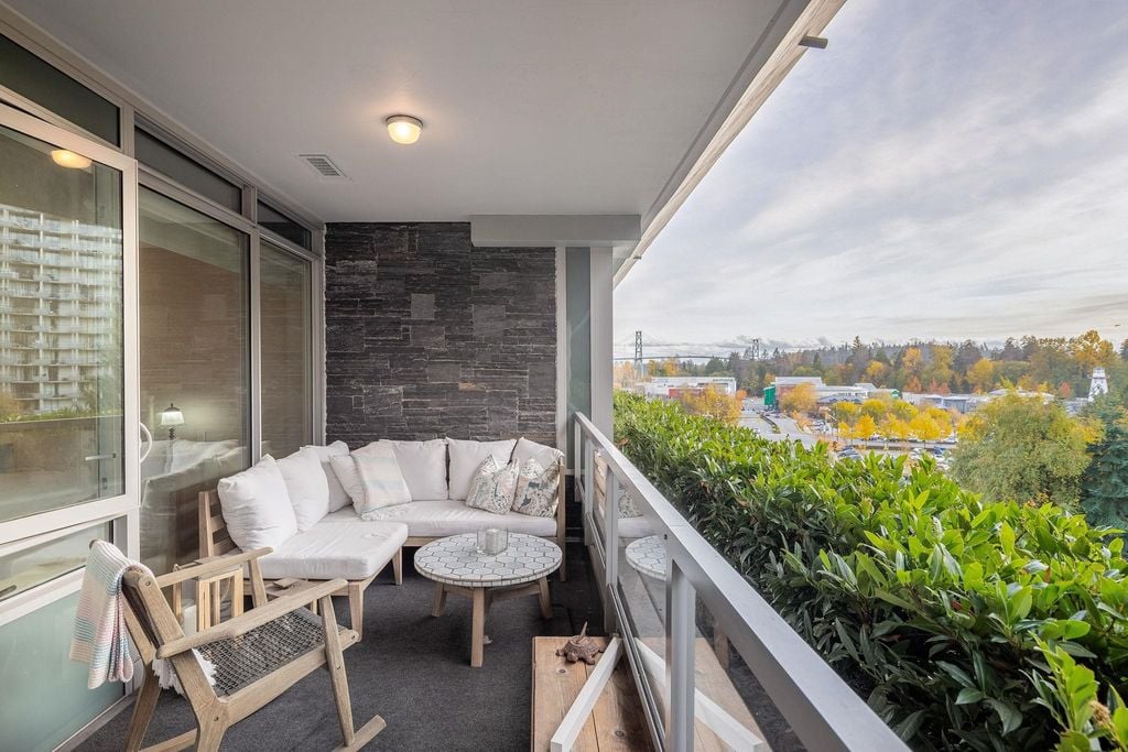 888 Arthur Erickson Pl, #404