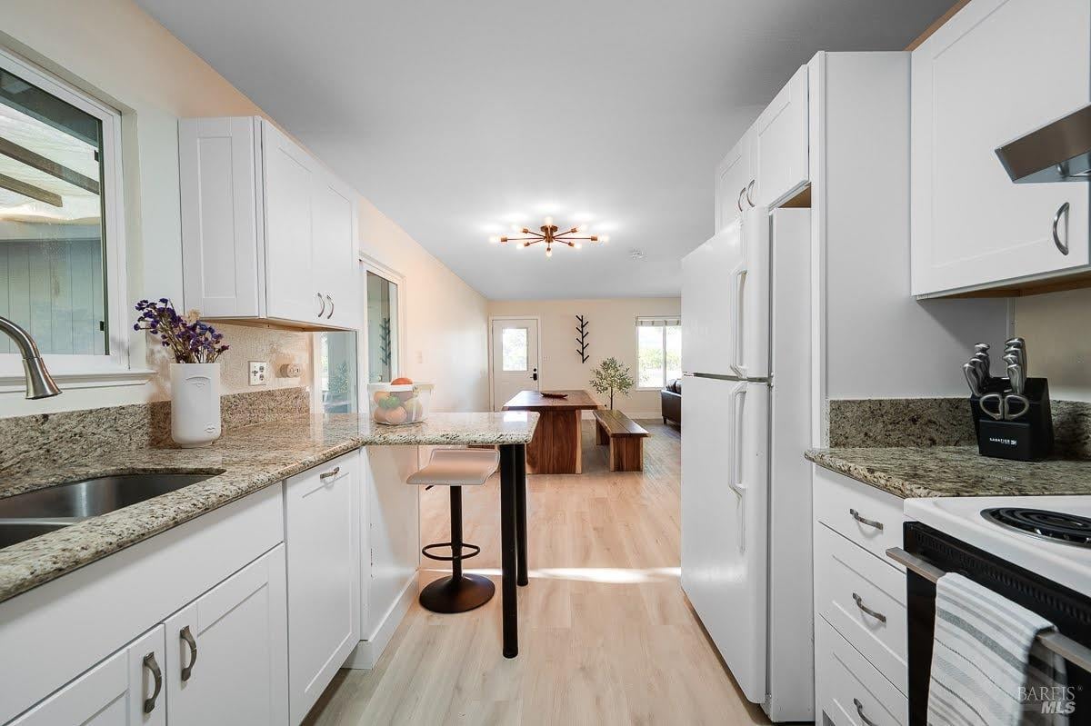 725 Lytton Station