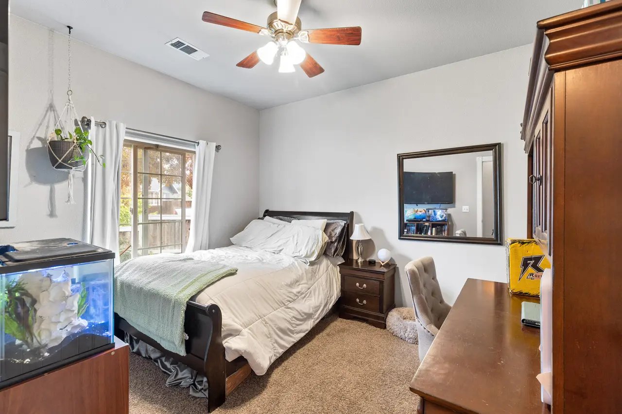 109 SW Lowe Ct