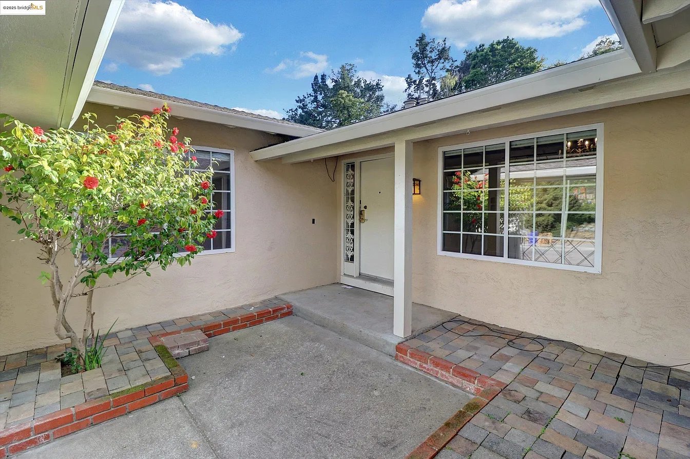 8153 Surrey Ln