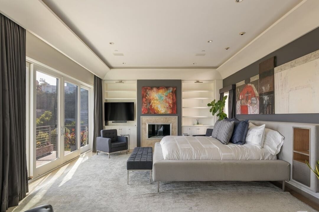 Aria Manor, Sunset Plaza Dr, 90069