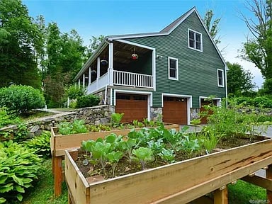 220 W Quasset Rd