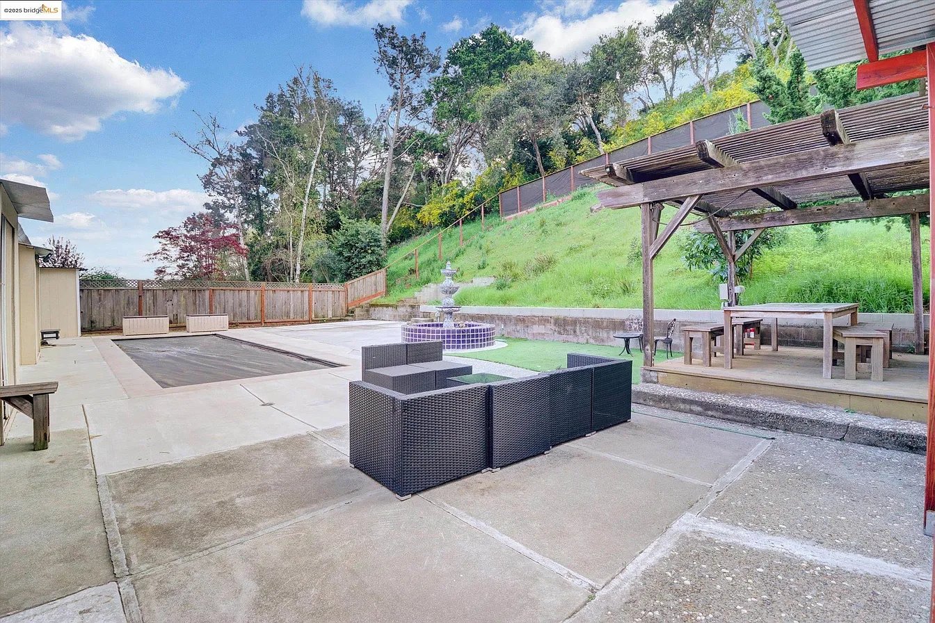 8153 Surrey Ln
