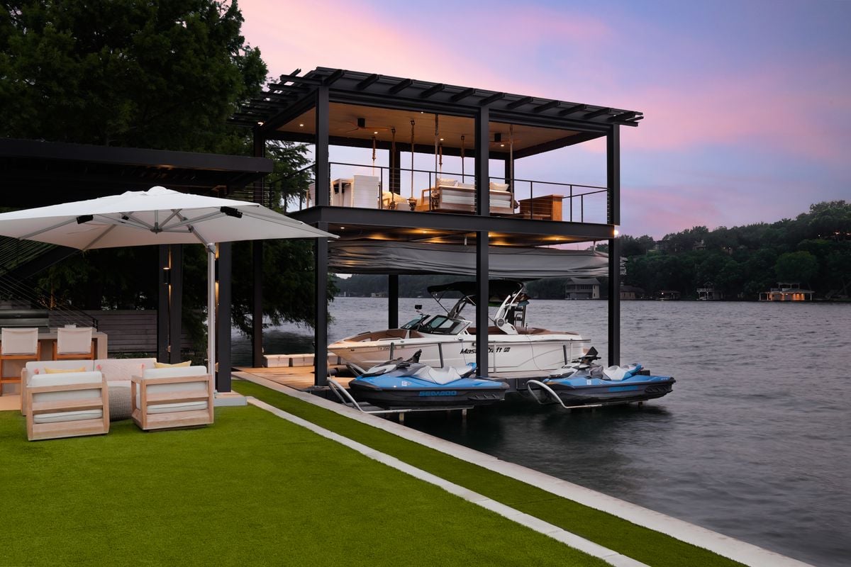 Lakeshore Elegance: A Luxurious Waterfront Retreat on Lake Austin