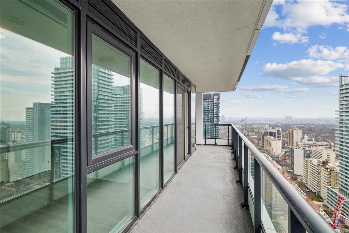 2-bedroom, 2-bathroom CORNER suite