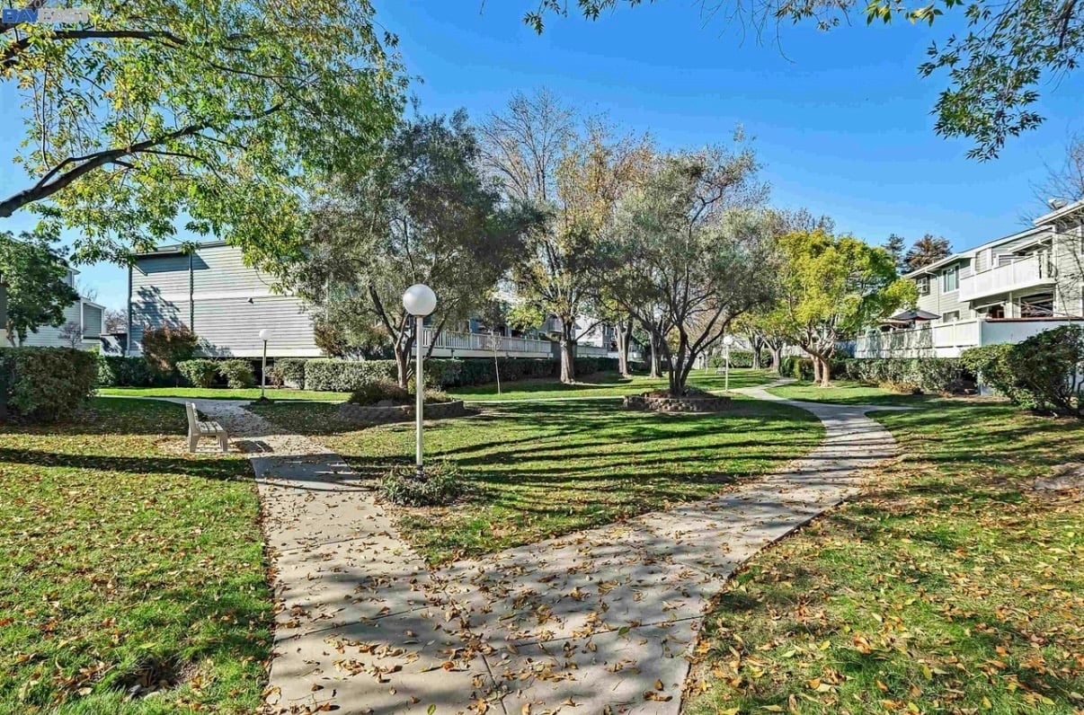 3550 Buttonwood Ter #111