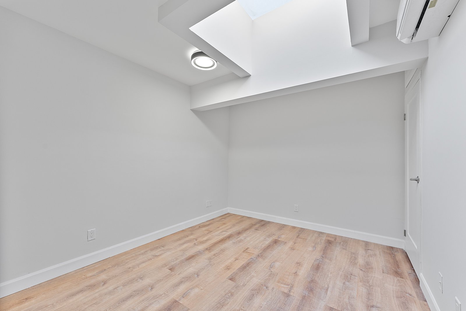 1328 Gerrard Street E 302