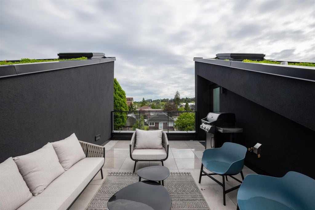 90 W King Edward Ave, #216