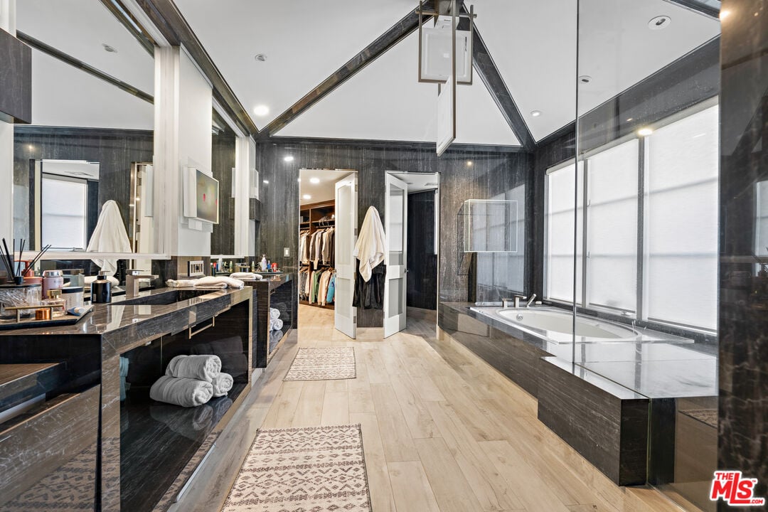 Century Woods Dr, 90067