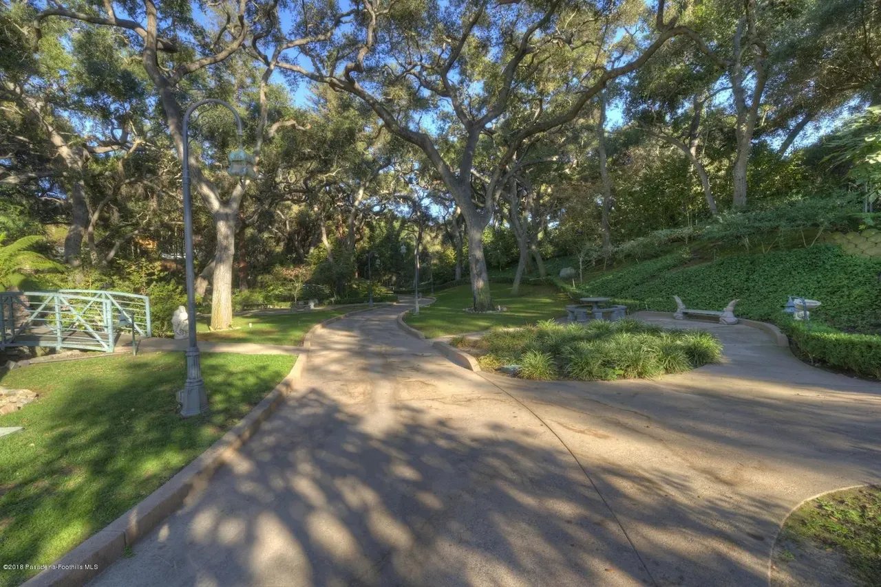 4158 Commonwealth Ave