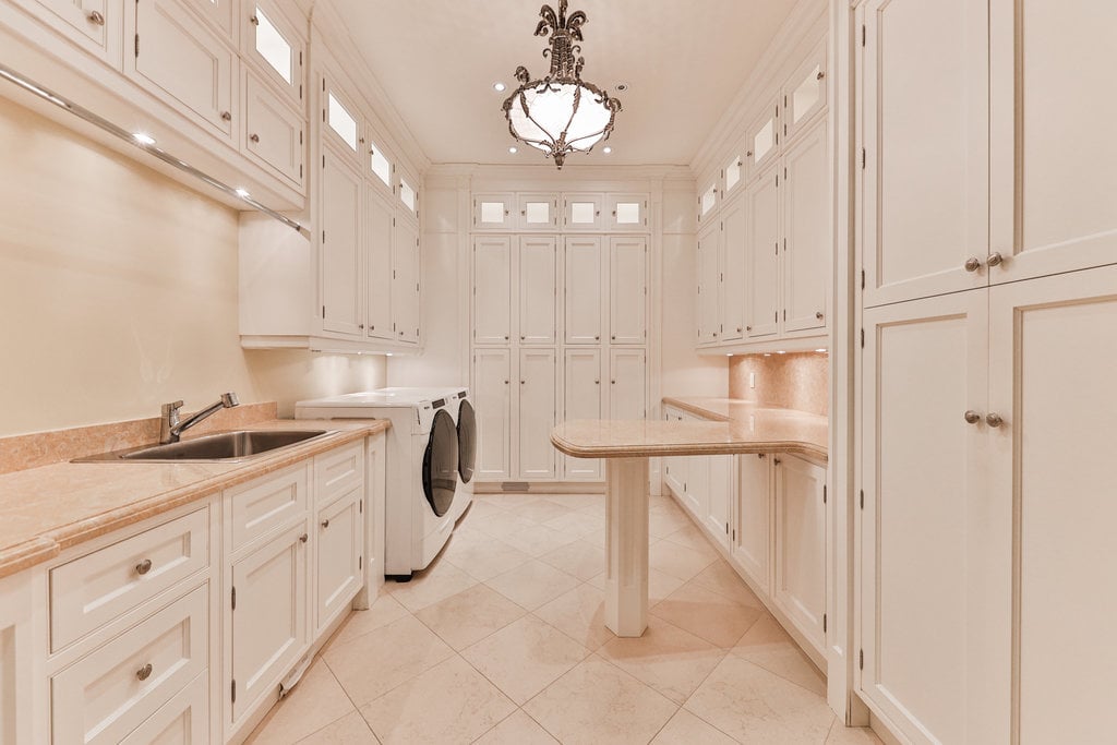 489 Lakeshore Road East