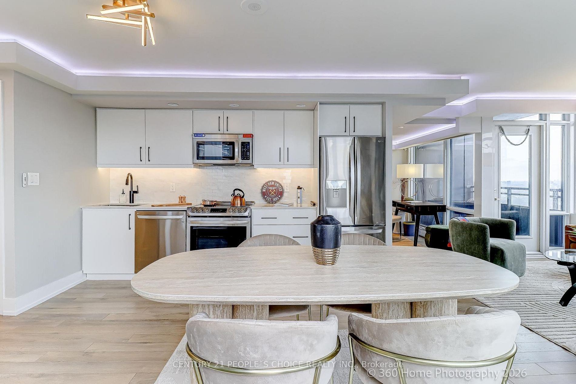WATERFRONT LUXURY 