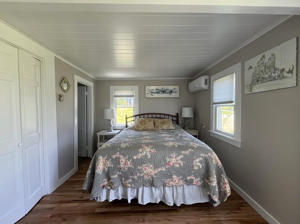 72 Hines Point