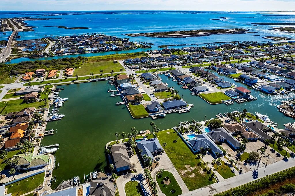 112 Dolphin Ct