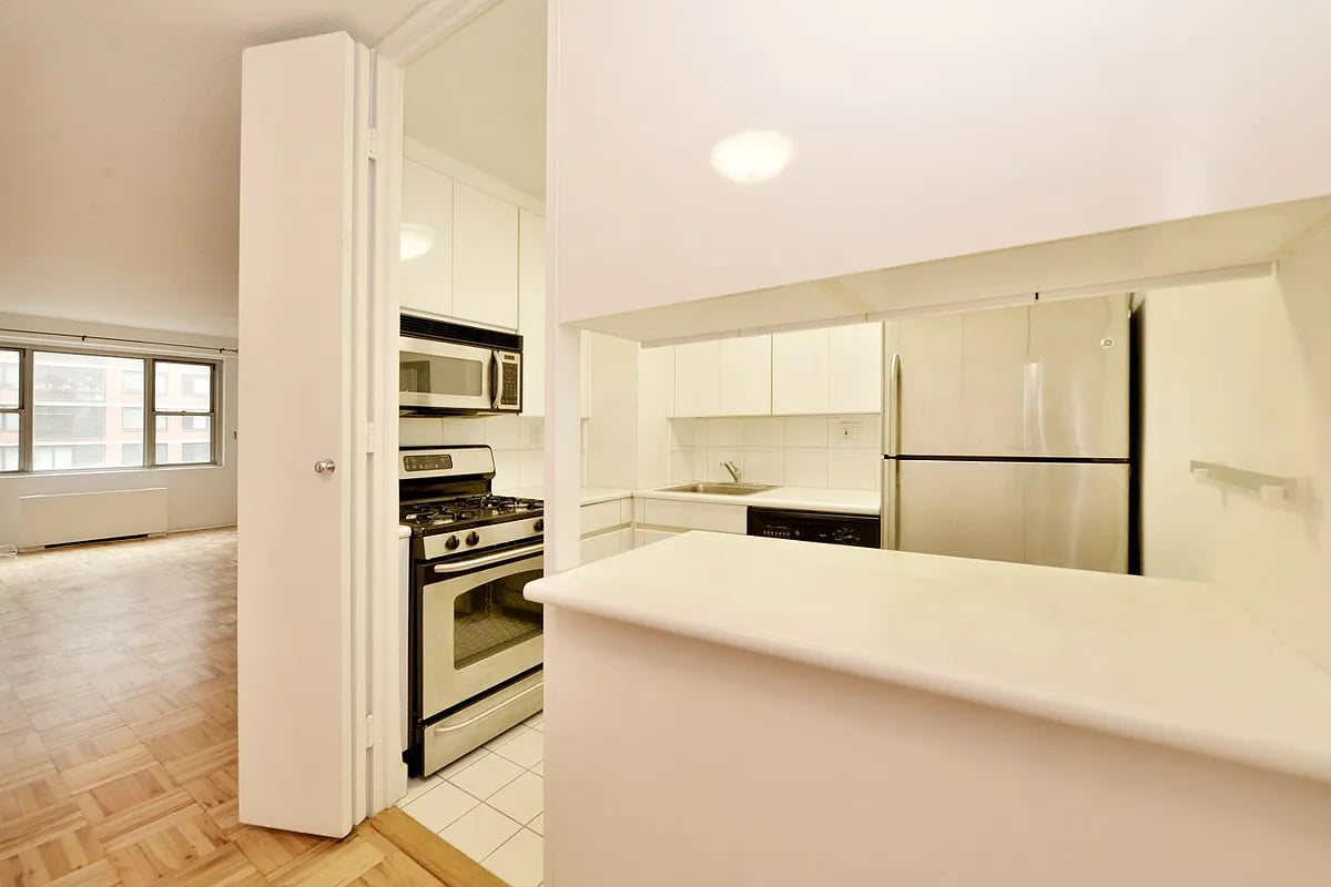 300 E 40th St #16M