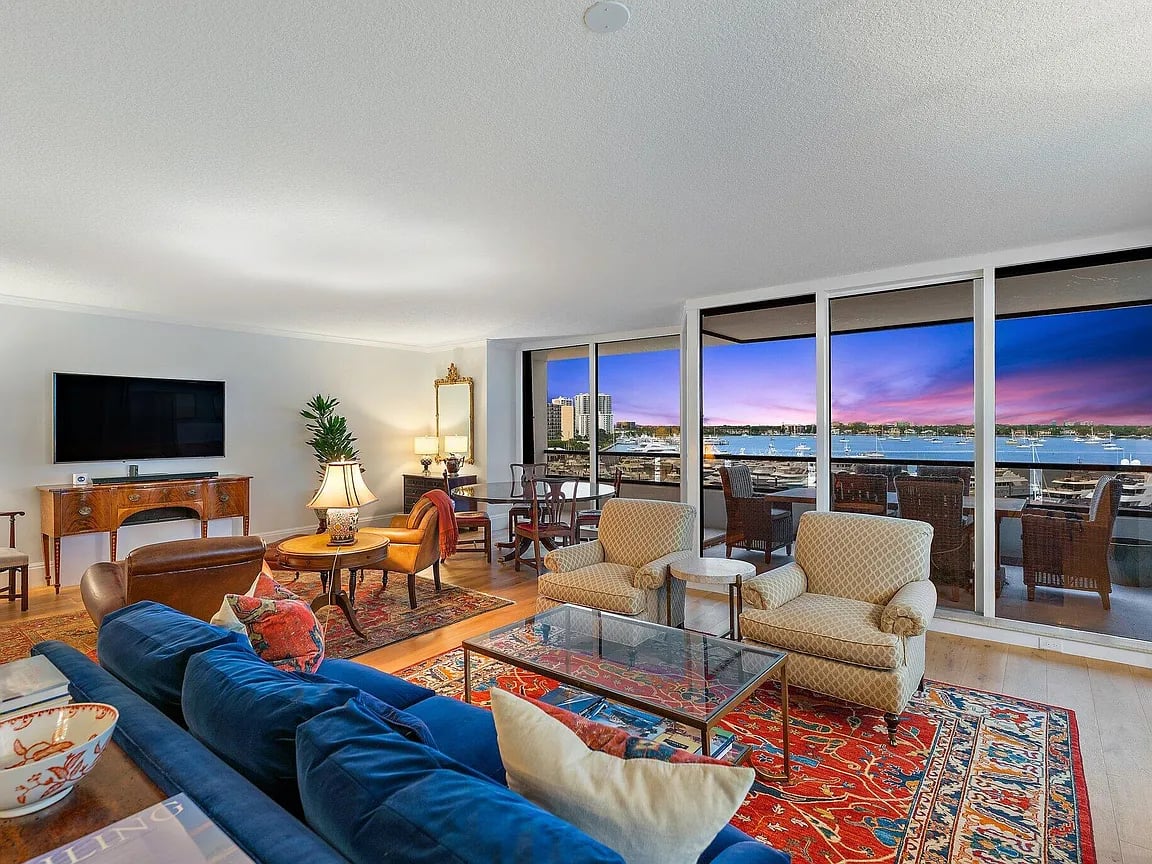 100 Lakeshore Drive Apt: 554