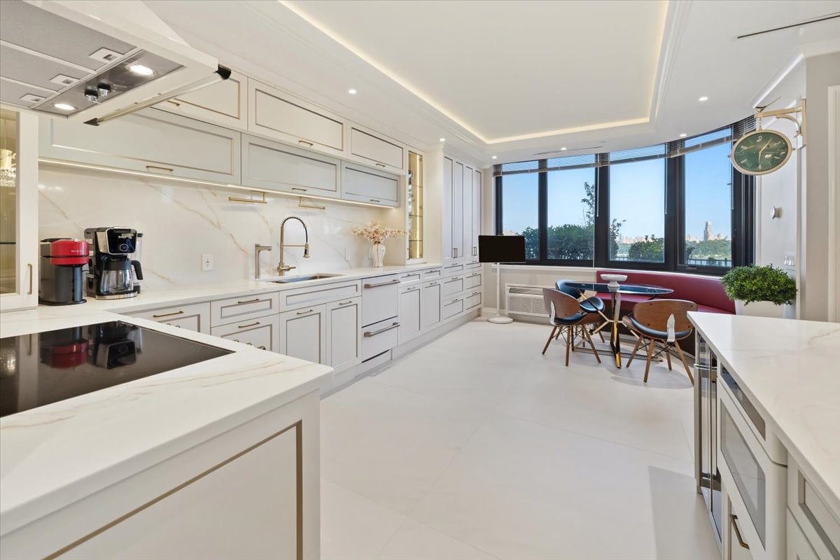100 Carlyle Drive VG6
