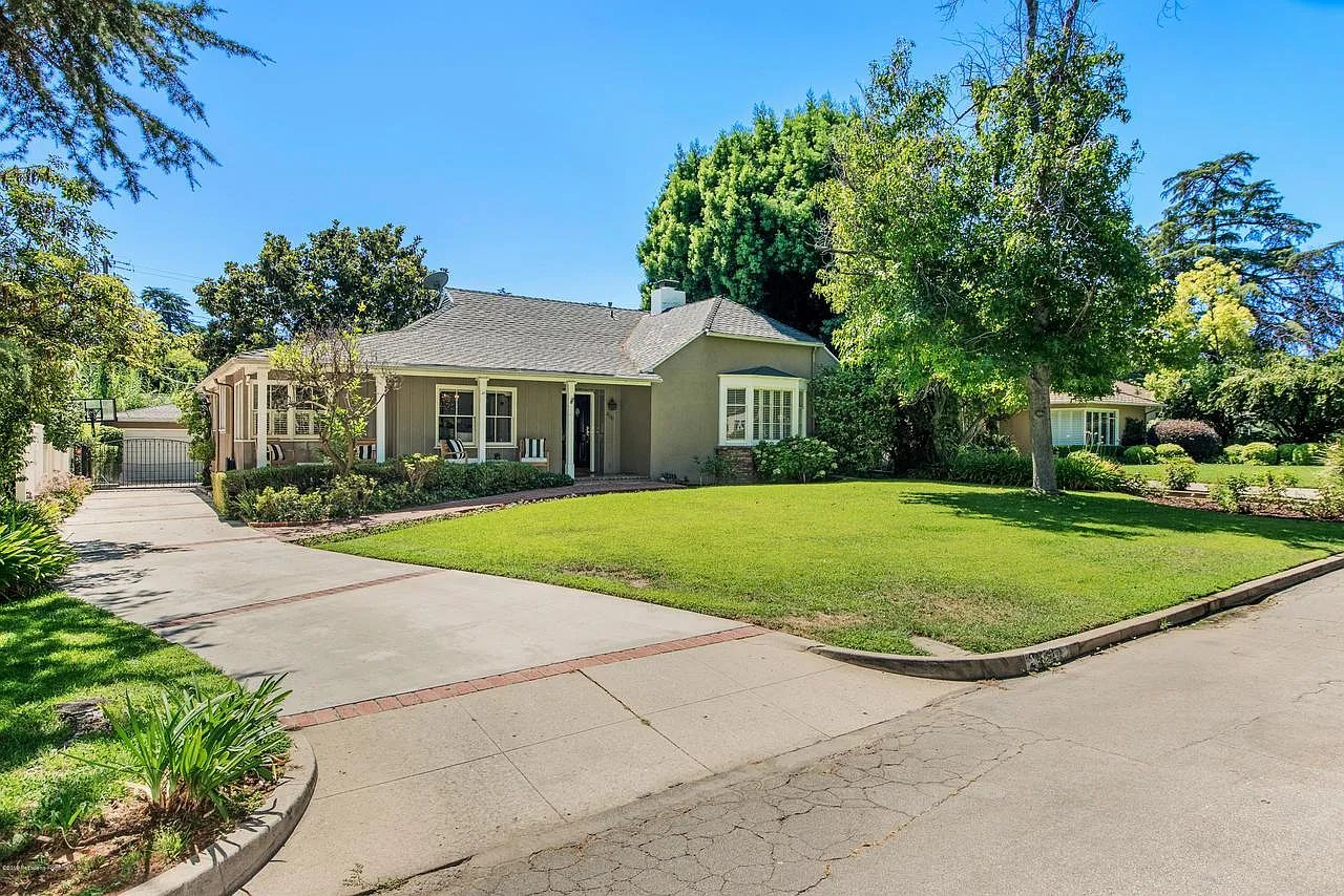 2630 Las Lunas St