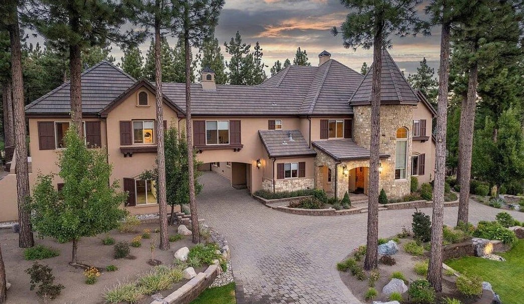 Luxury home in South Reno Nevada with Sierra Nevada mountain views — Arrowcreek Montreux Galena Forest