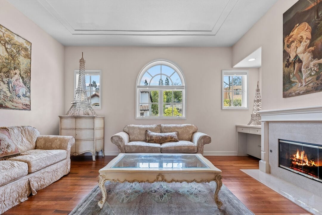 Buckingham Ln, 90077