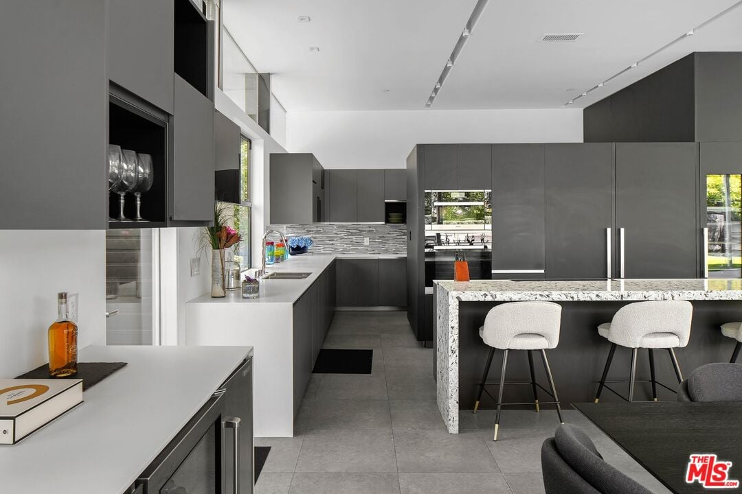 Nova Heights, Loma Vista Dr, 90210