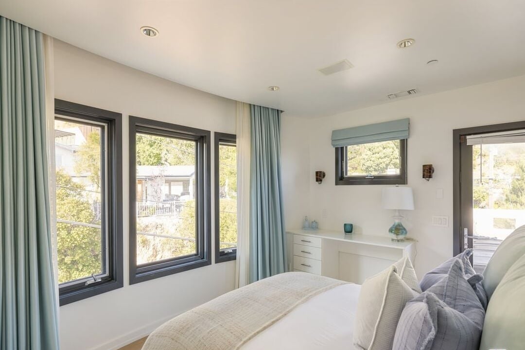 Aria Manor, Sunset Plaza Dr, 90069