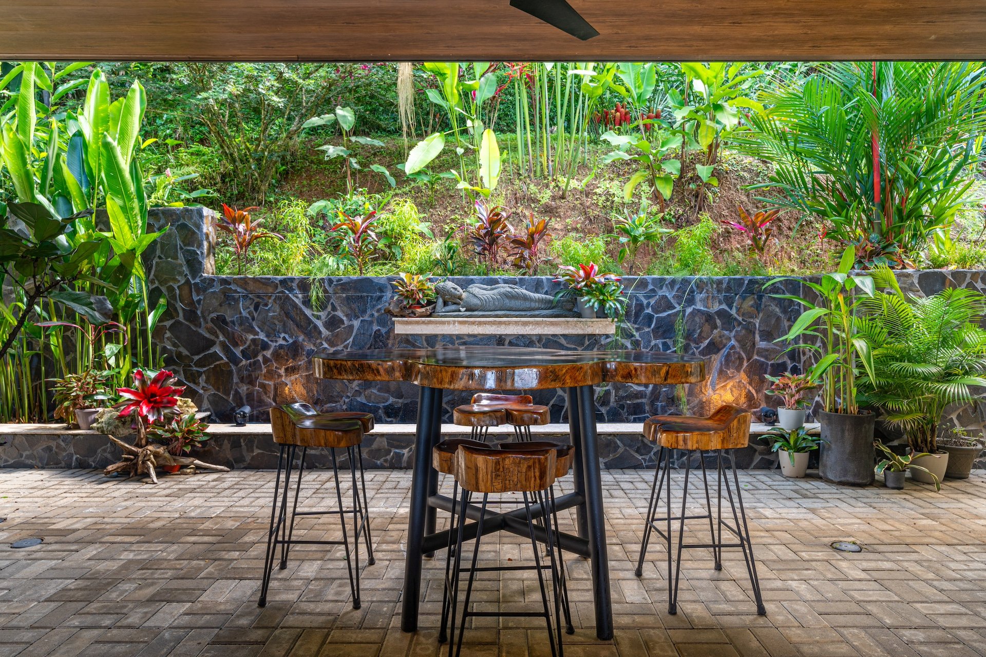 Casa Meraki: Modern Tropical Living with Whale’s Tail Views in Uvita