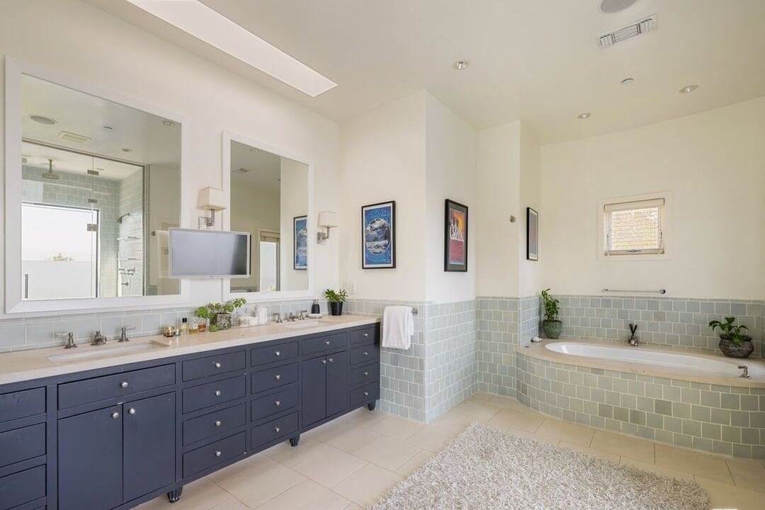 Aria Manor, Sunset Plaza Dr, 90069