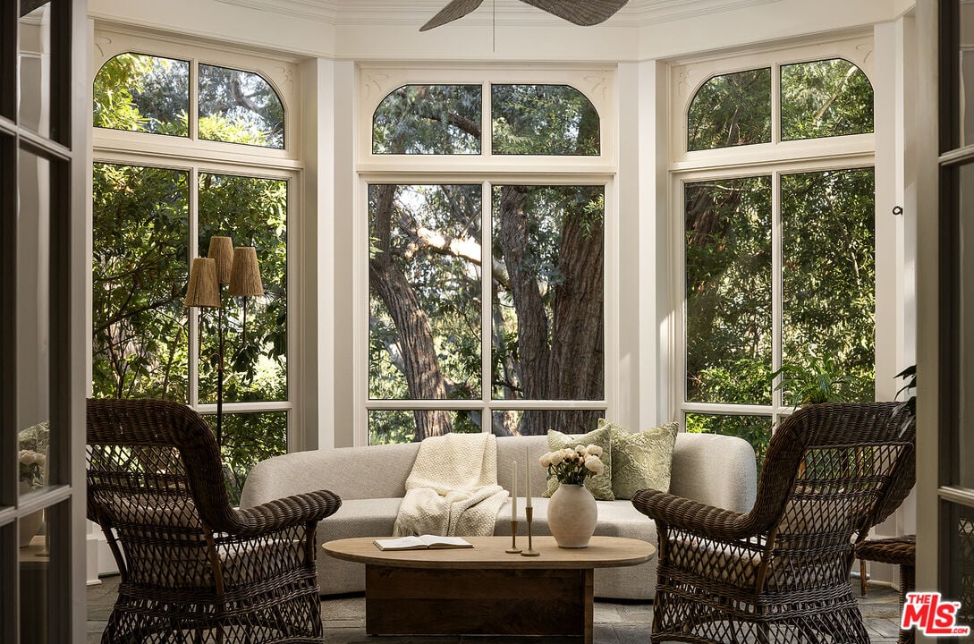 Mandeville Canyon Rd, 90049