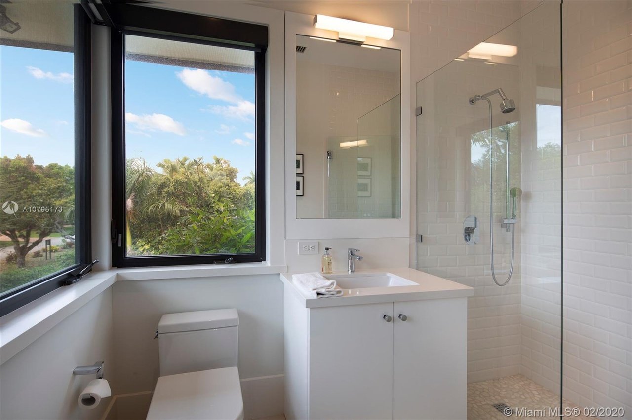 4965/4945 SW 82 St