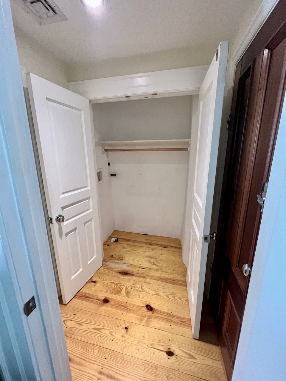 Beautifully Furnished South End Studio Apartment with Central Air/Laundry and more! Available December 1 or 15 or January 1! 