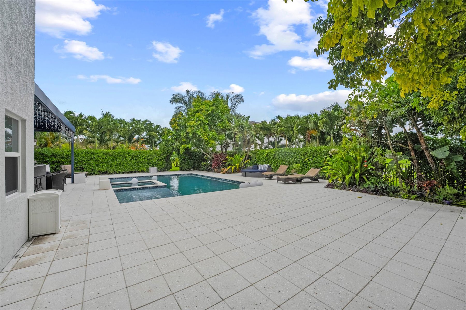 2900 Greenbriar Blvd