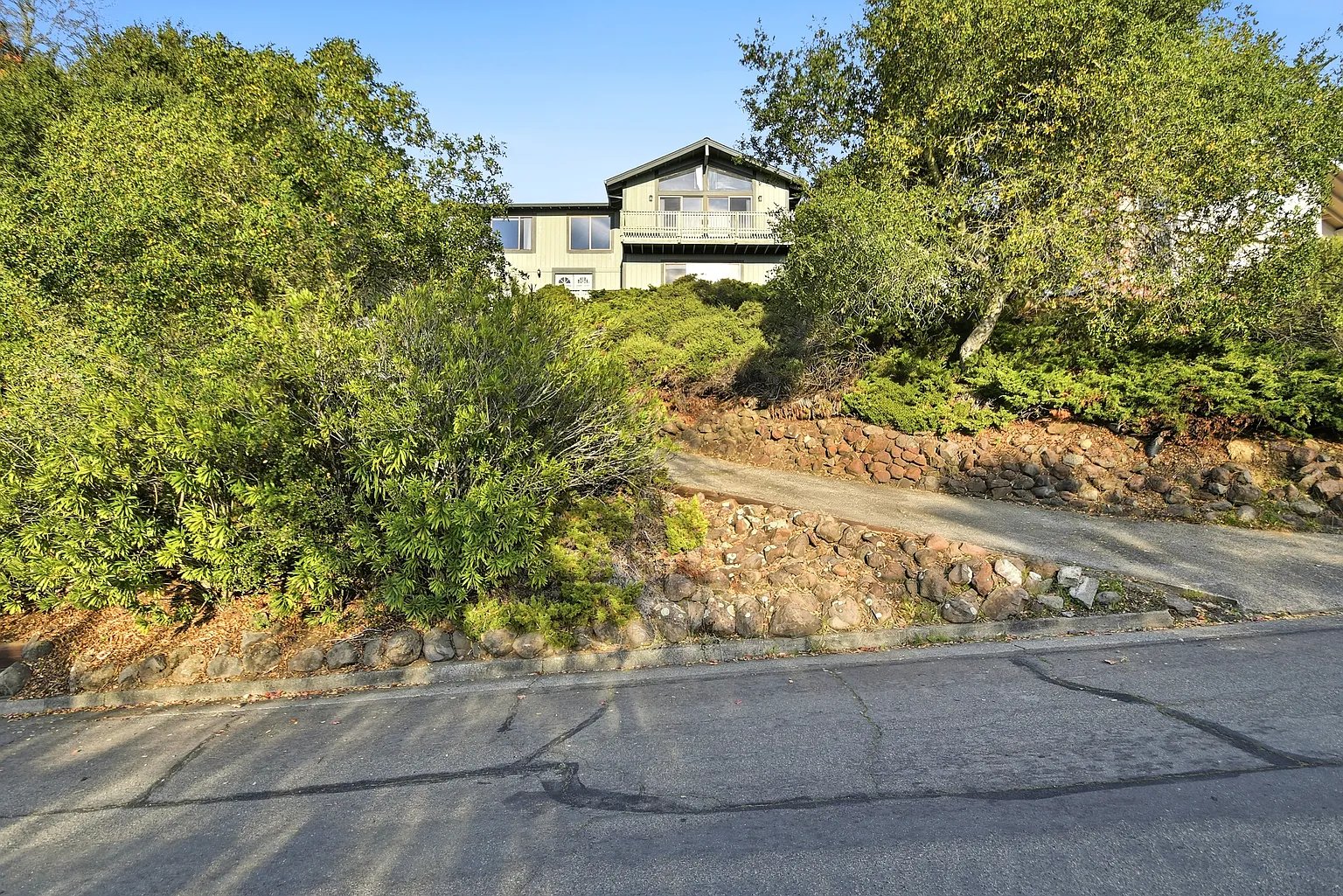 5827 La Cuesta Dr